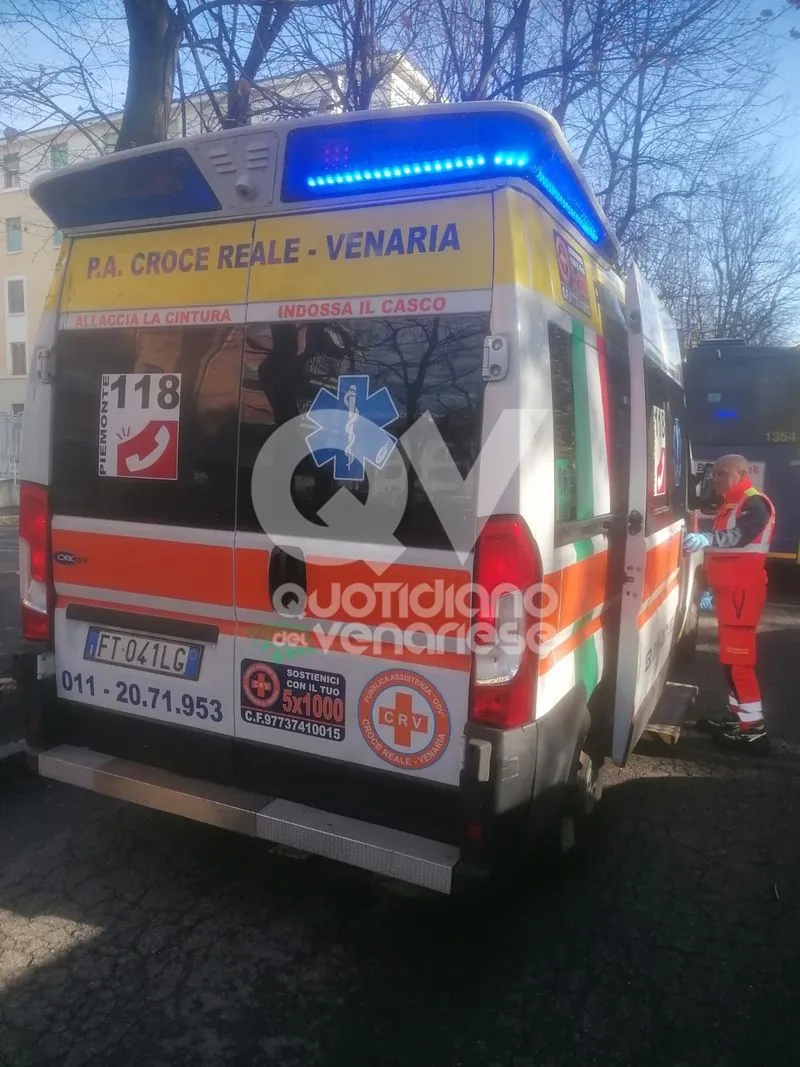 INCIDENTE A VENARIA - Malore mentre è alla guida: la sua vettura finisce contro altre due parcheggiate - FOTO