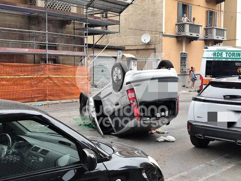 INCIDENTE A VENARIA - Scontro fra due Panda in via Trento: una si ribalta. Un ferito - FOTO