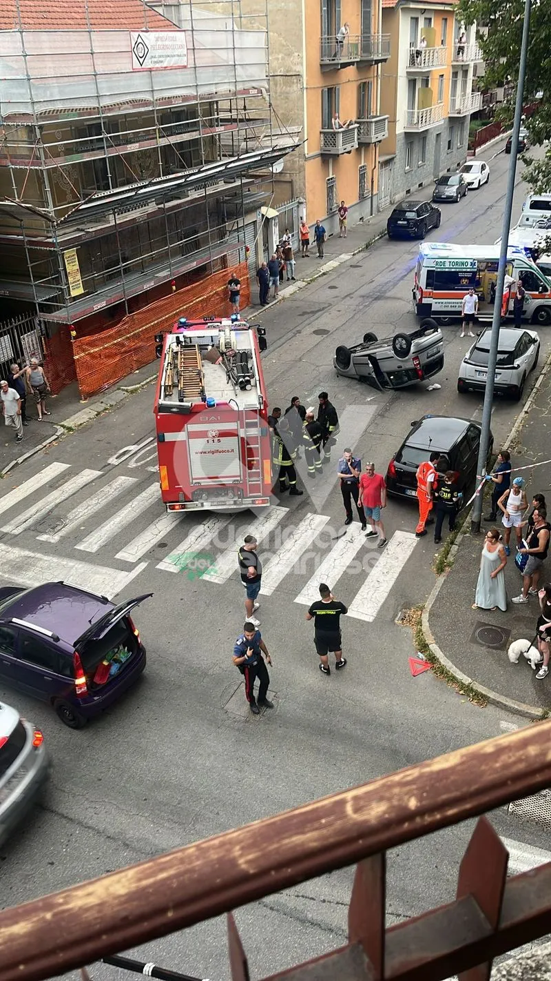 INCIDENTE A VENARIA - Scontro fra due Panda in via Trento: una si ribalta. Un ferito - FOTO