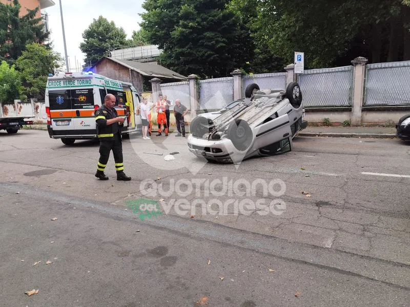 INCIDENTE A VENARIA - Scontro fra due Panda in via Trento: una si ribalta. Un ferito - FOTO