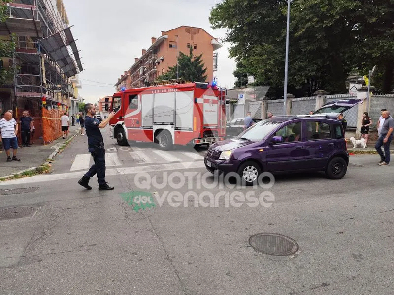 INCIDENTE A VENARIA - Scontro fra due Panda in via Trento: una si ribalta. Un ferito - FOTO