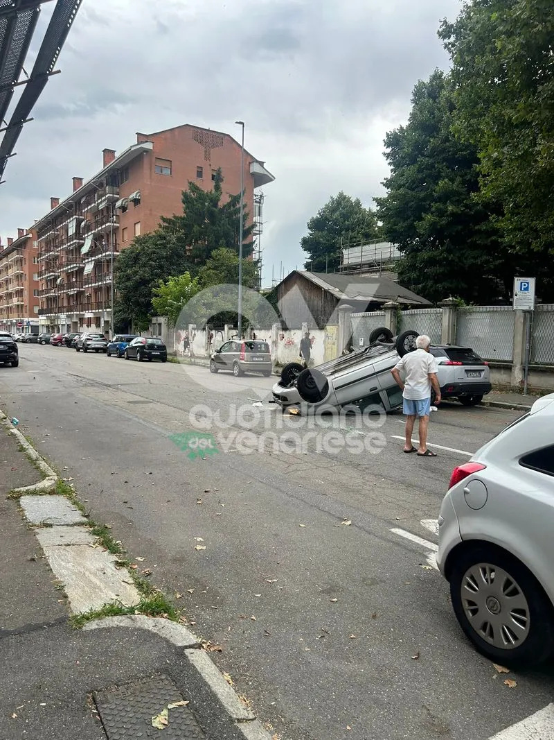 INCIDENTE A VENARIA - Scontro fra due Panda in via Trento: una si ribalta. Un ferito - FOTO
