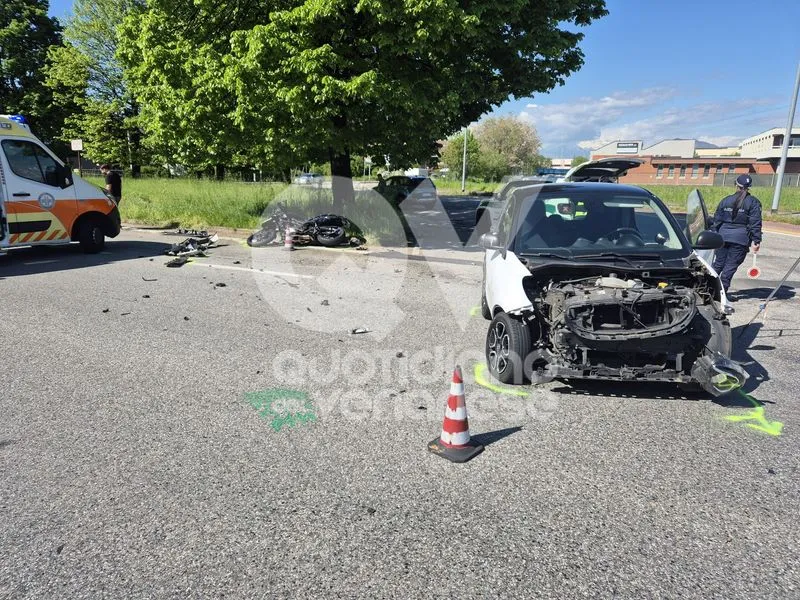 INCIDENTE A VENARIA - Scontro Smart-moto: centauro ricoverato in ospedale - FOTO