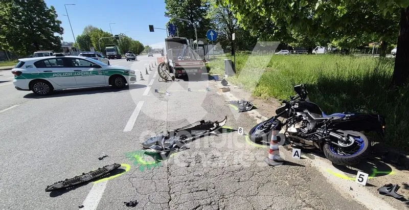 INCIDENTE A VENARIA - Scontro Smart-moto: centauro ricoverato in ospedale - FOTO