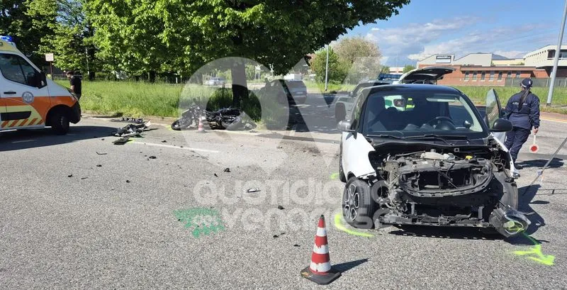 INCIDENTE A VENARIA - Scontro Smart-moto: centauro ricoverato in ospedale - FOTO