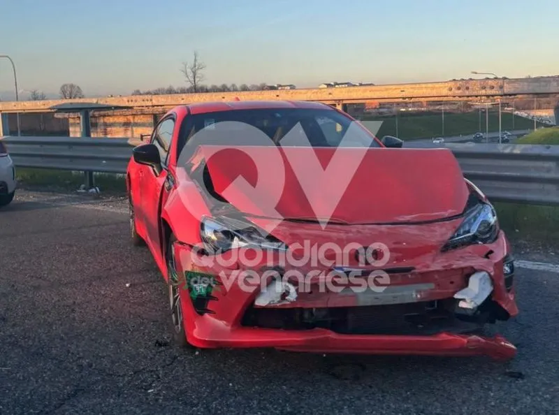 INCIDENTE A VENARIA - Auto finisce contro il guardrail nella «bretella» sopra alla tangenziale