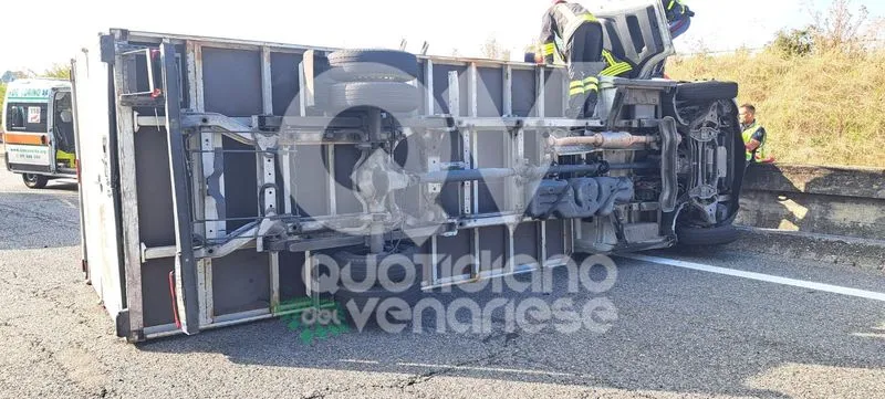 INCIDENTE IN TANGENZIALE A VENARIA - Camion-frigo si ribalta: autotrasportatore in gravi condizioni - FOTO
