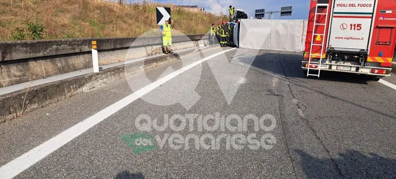 INCIDENTE IN TANGENZIALE A VENARIA - Camion-frigo si ribalta: autotrasportatore in gravi condizioni - FOTO