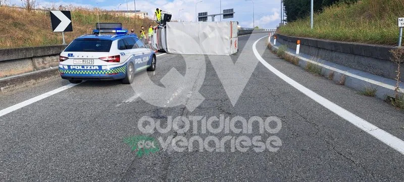 INCIDENTE IN TANGENZIALE A VENARIA - Camion-frigo si ribalta: autotrasportatore in gravi condizioni - FOTO