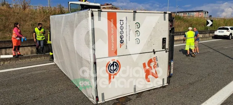 INCIDENTE IN TANGENZIALE A VENARIA - Camion-frigo si ribalta: autotrasportatore in gravi condizioni - FOTO