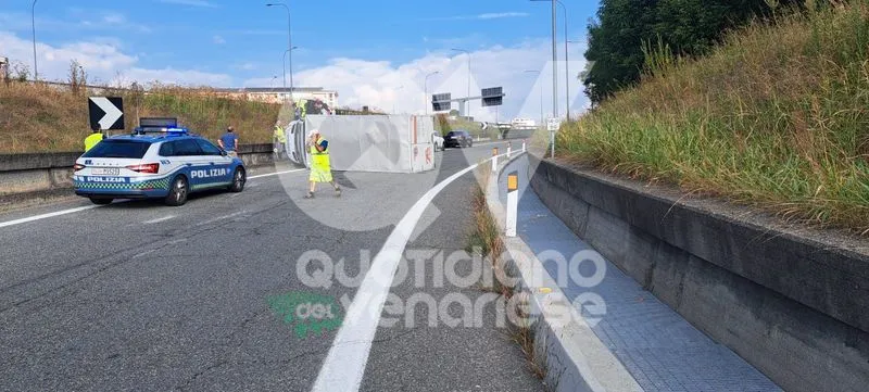 INCIDENTE IN TANGENZIALE A VENARIA - Camion-frigo si ribalta: autotrasportatore in gravi condizioni - FOTO