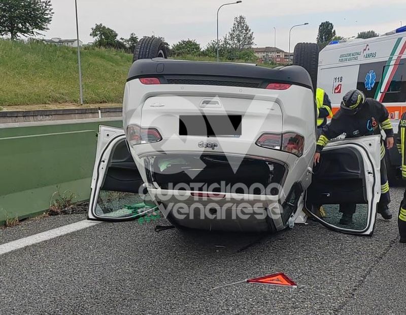 INCIDENTE IN TANGENZIALE A VENARIA - Scontro fra un mezzo pesante e un'auto, che si ribalta: un ferito - FOTO