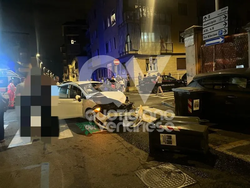 INCIDENTE A VENARIA - Scontro fra due auto all'incrocio tra via Zanellato e via Sauro: feriti portati in ospedale - FOTO