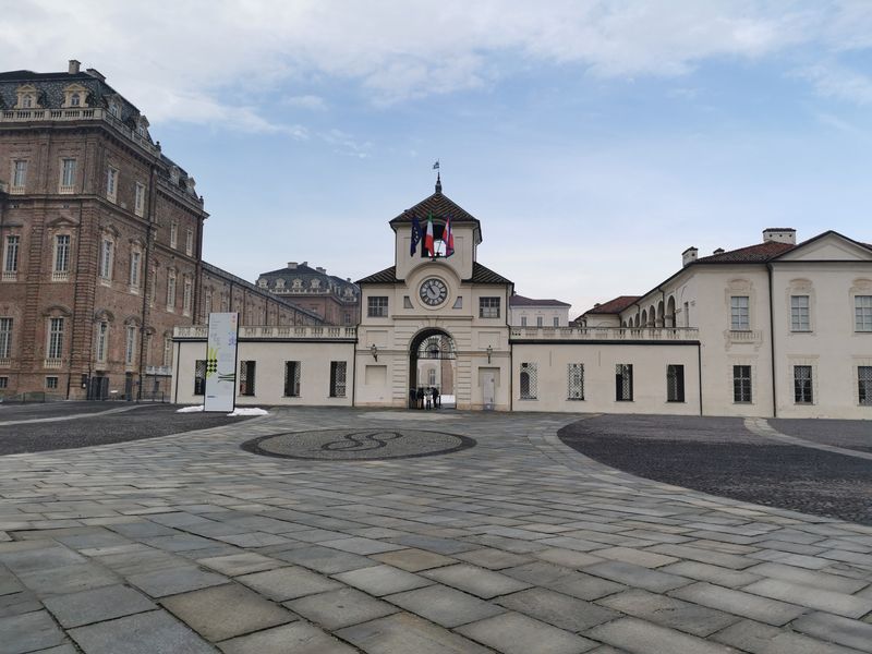 VENARIA - Ladri in azione alla Reggia: rubati diversi orologi da taschino. Indagano i Carabinieri
