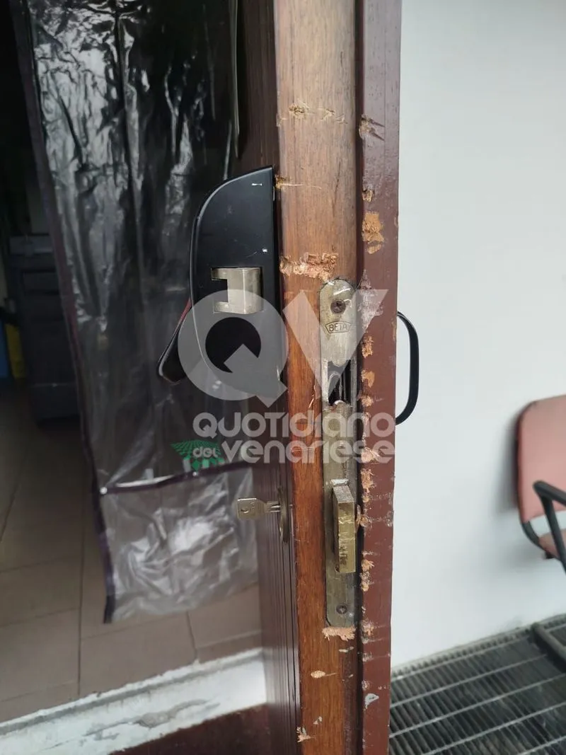 VENARIA - Ladri in azione nella sede della Pro Loco: rubati i soldi e danneggiati porte e arredi - FOTO