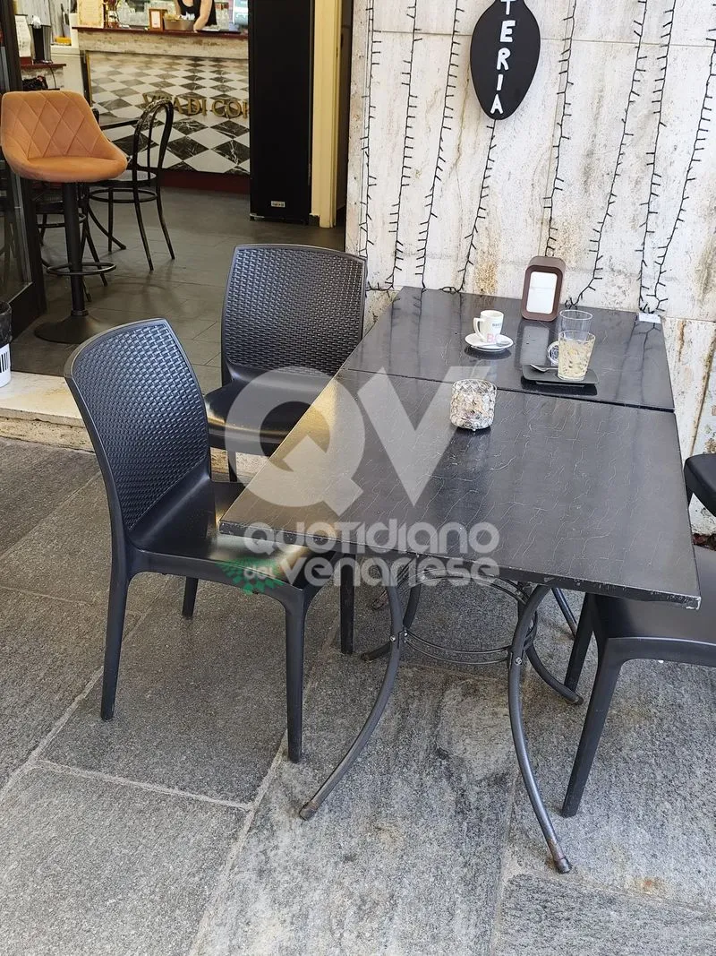 VENARIA - I ladri colpiscono in centro: rubate una quindicina di sedie alla «Caffetteria Vita di Corte» - FOTO