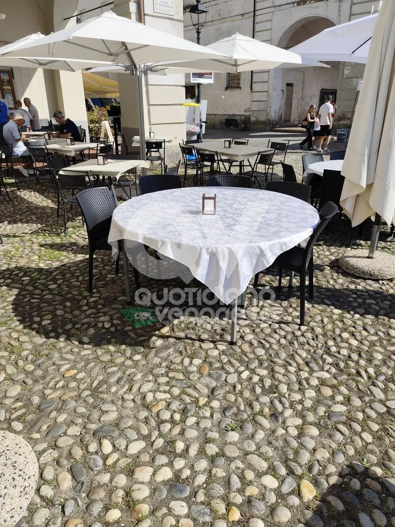 VENARIA - Continuano i furti di sedie nei bar e ristoranti: una cinquantina alla «Nuova Cernaia» e tre al «Bar Savoia» - FOTO