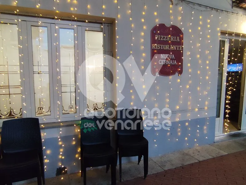 VENARIA - Continuano i furti di sedie nei bar e ristoranti: una cinquantina alla «Nuova Cernaia» e tre al «Bar Savoia» - FOTO