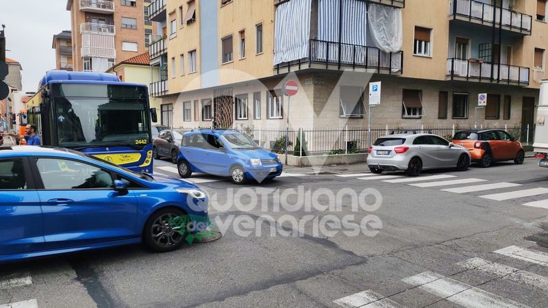 MALASOSTA A VENARIA - Autobus VE1 bloccato da un'auto parcheggiata in divieto in via Sauro - FOTO