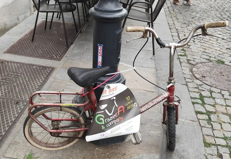 VENARIA - In piazza Annunziata un raduno molto speciale, quello delle biciclette «Graziella»