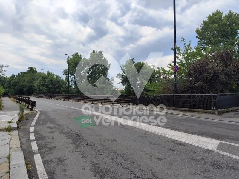 VENARIA - Delusione amorosa, ragazzo minaccia di gettarsi dal ponte: salvato