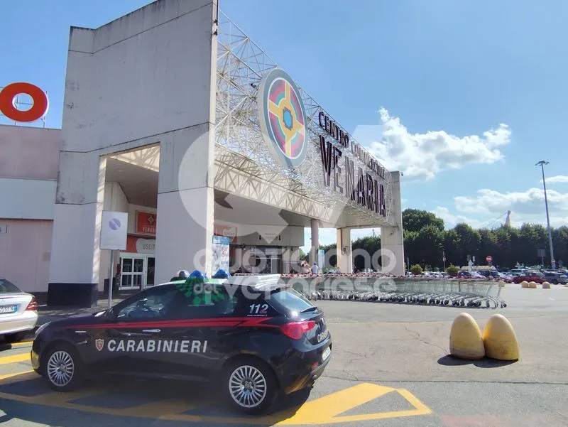 PAURA A VENARIA - Rapinata la gioielleria «Gioielli di Valenza»: con una mazzetta rubati gioielli e preziosi