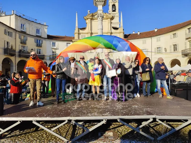 VENARIA - Carri, musica, bugie, cioccolata e tanta allegria: ecco il «Real Carnevale Venariese» - FOTO E VIDEO