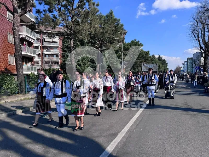 VENARIA - Carri, musica, bugie, cioccolata e tanta allegria: ecco il «Real Carnevale Venariese» - FOTO E VIDEO