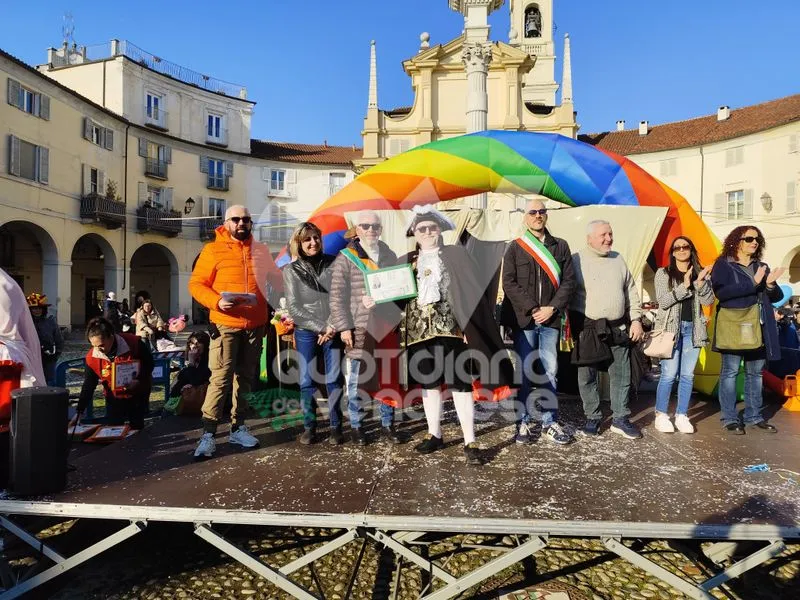 VENARIA - Carri, musica, bugie, cioccolata e tanta allegria: ecco il «Real Carnevale Venariese» - FOTO E VIDEO