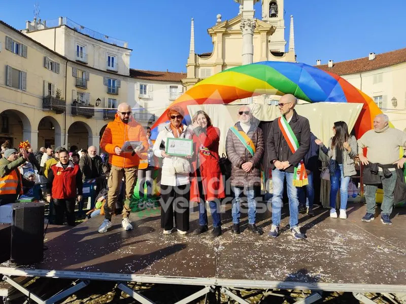 VENARIA - Carri, musica, bugie, cioccolata e tanta allegria: ecco il «Real Carnevale Venariese» - FOTO E VIDEO