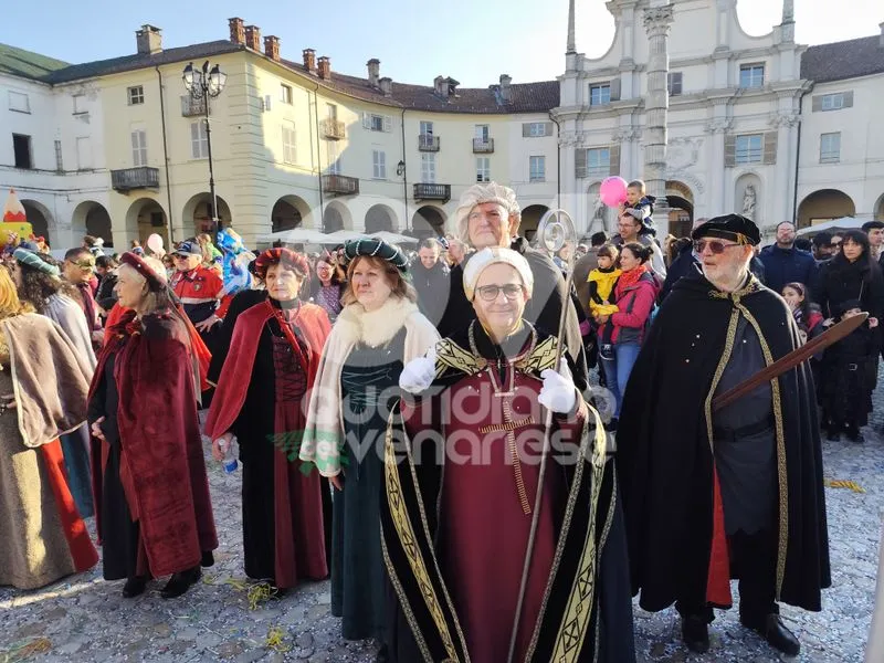 VENARIA - Carri, musica, bugie, cioccolata e tanta allegria: ecco il «Real Carnevale Venariese» - FOTO E VIDEO