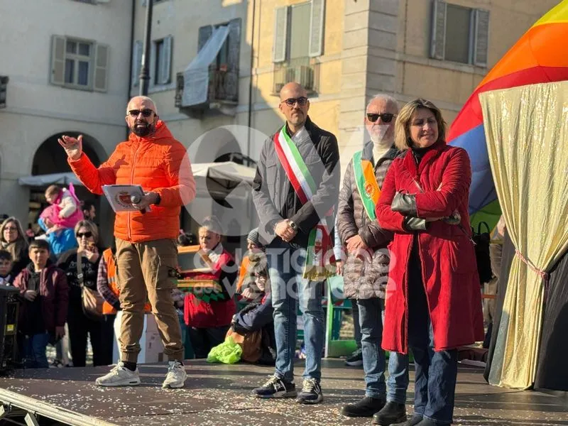 VENARIA - Carri, musica, bugie, cioccolata e tanta allegria: ecco il «Real Carnevale Venariese» - FOTO E VIDEO