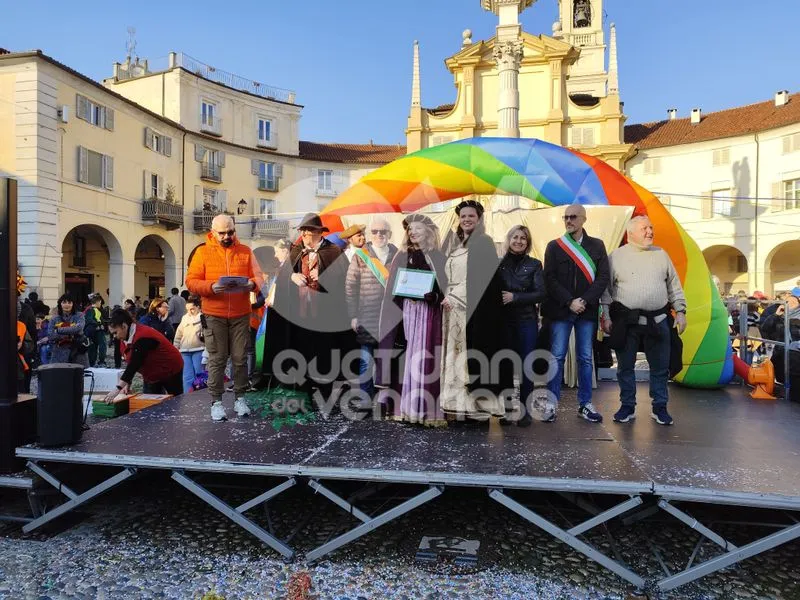 VENARIA - Carri, musica, bugie, cioccolata e tanta allegria: ecco il «Real Carnevale Venariese» - FOTO E VIDEO