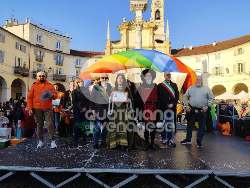 VENARIA - Carri, musica, bugie, cioccolata e tanta allegria: ecco il «Real Carnevale Venariese» - FOTO E VIDEO