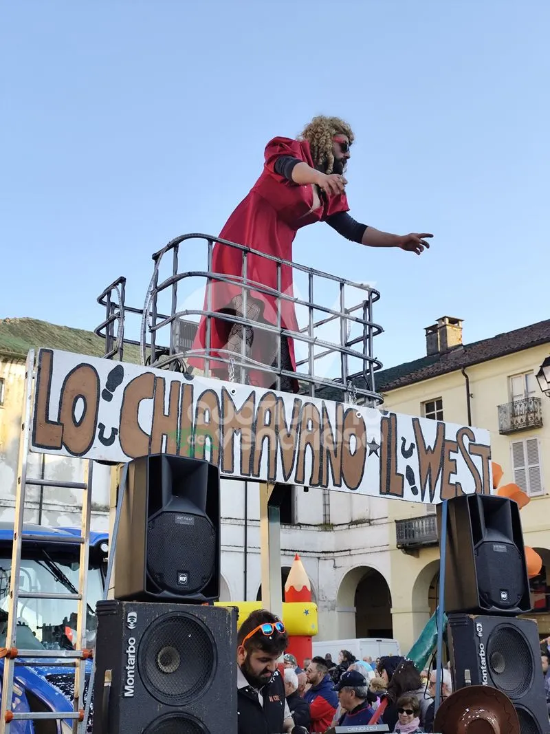 VENARIA - Carri, musica, bugie, cioccolata e tanta allegria: ecco il «Real Carnevale Venariese» - FOTO E VIDEO