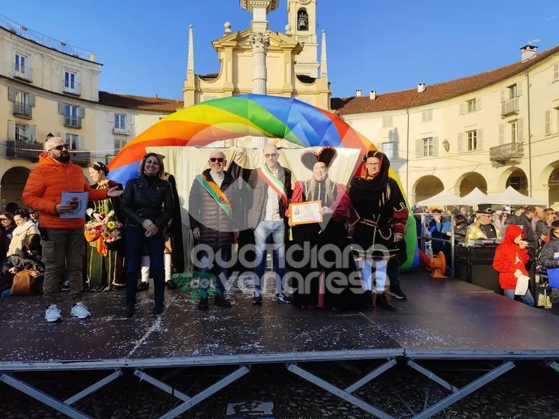 VENARIA - Carri, musica, bugie, cioccolata e tanta allegria: ecco il «Real Carnevale Venariese» - FOTO E VIDEO