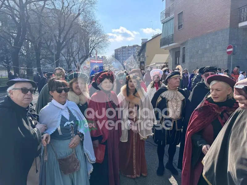 VENARIA - Carri, musica, bugie, cioccolata e tanta allegria: ecco il «Real Carnevale Venariese» - FOTO E VIDEO