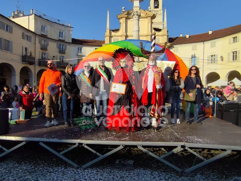 VENARIA - Carri, musica, bugie, cioccolata e tanta allegria: ecco il «Real Carnevale Venariese» - FOTO E VIDEO