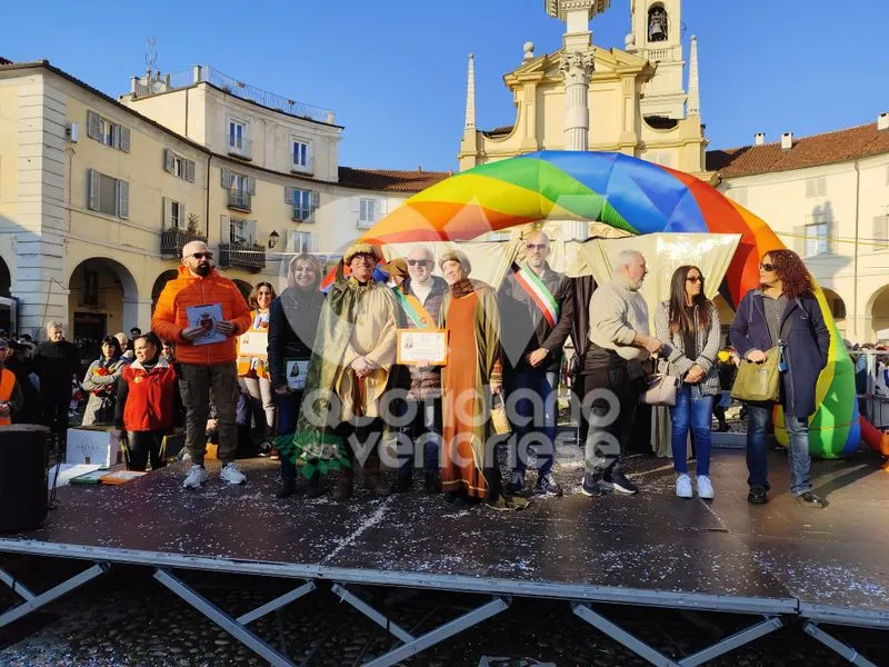 VENARIA - Carri, musica, bugie, cioccolata e tanta allegria: ecco il «Real Carnevale Venariese» - FOTO E VIDEO