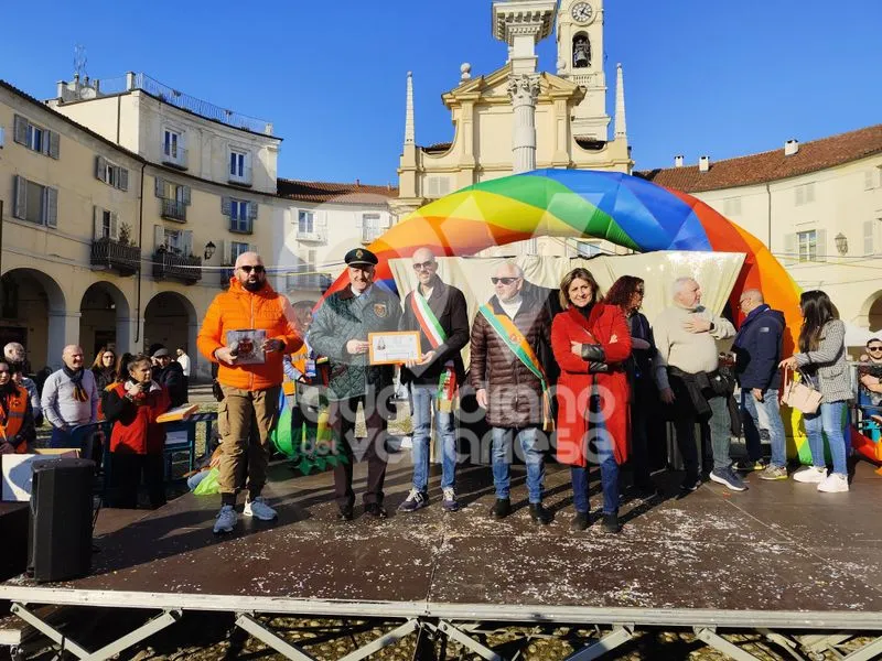 VENARIA - Carri, musica, bugie, cioccolata e tanta allegria: ecco il «Real Carnevale Venariese» - FOTO E VIDEO