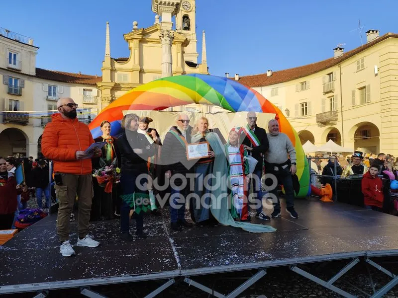 VENARIA - Carri, musica, bugie, cioccolata e tanta allegria: ecco il «Real Carnevale Venariese» - FOTO E VIDEO