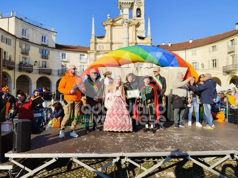 VENARIA - Carri, musica, bugie, cioccolata e tanta allegria: ecco il «Real Carnevale Venariese» - FOTO E VIDEO