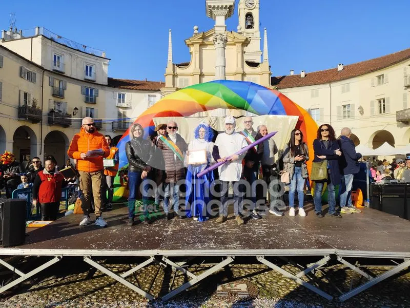 VENARIA - Carri, musica, bugie, cioccolata e tanta allegria: ecco il «Real Carnevale Venariese» - FOTO E VIDEO