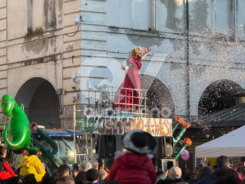 VENARIA - Carri, musica, bugie, cioccolata e tanta allegria: ecco il «Real Carnevale Venariese» - FOTO E VIDEO