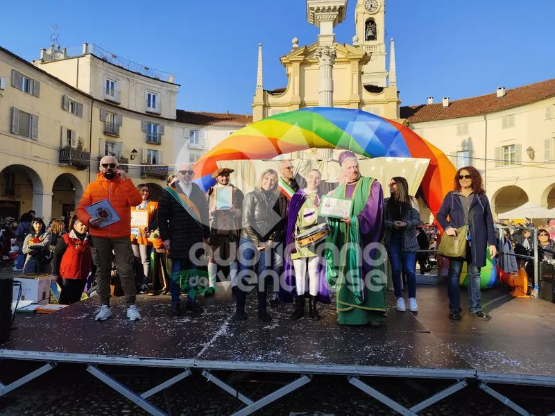 VENARIA - Carri, musica, bugie, cioccolata e tanta allegria: ecco il «Real Carnevale Venariese» - FOTO E VIDEO