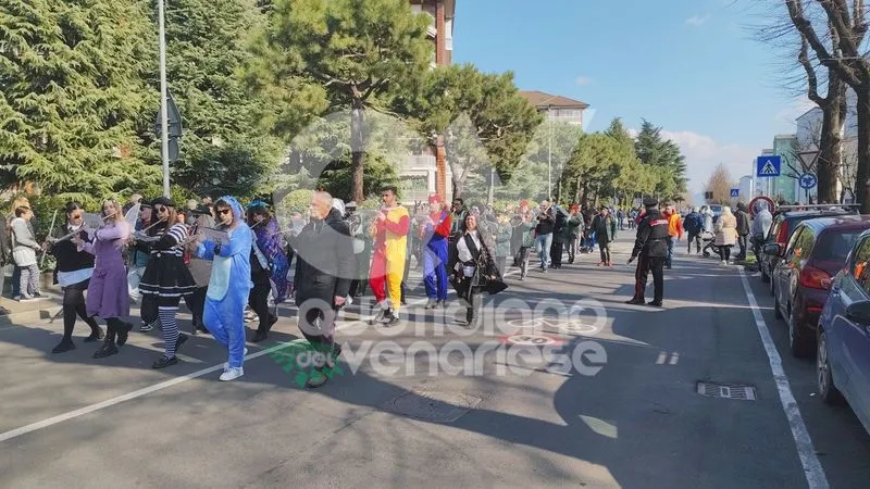 VENARIA - Carri, musica, bugie, cioccolata e tanta allegria: ecco il «Real Carnevale Venariese» - FOTO E VIDEO