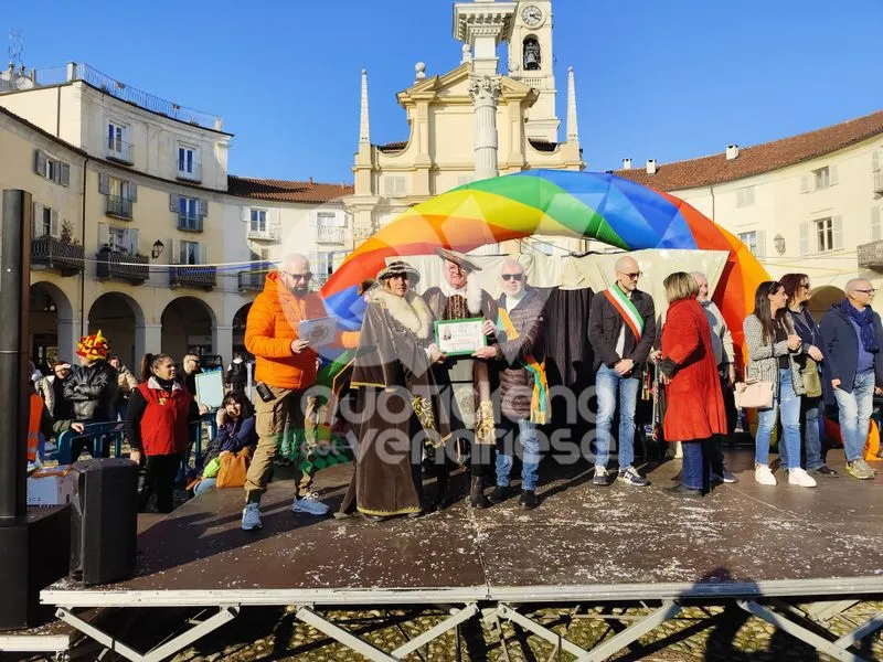 VENARIA - Carri, musica, bugie, cioccolata e tanta allegria: ecco il «Real Carnevale Venariese» - FOTO E VIDEO