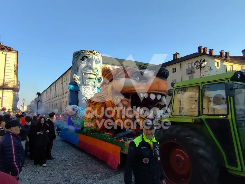 VENARIA - Carri, musica, bugie, cioccolata e tanta allegria: ecco il «Real Carnevale Venariese» - FOTO E VIDEO