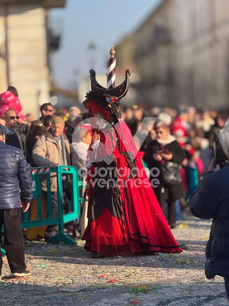 VENARIA - Carri, musica, bugie, cioccolata e tanta allegria: ecco il «Real Carnevale Venariese» - FOTO E VIDEO