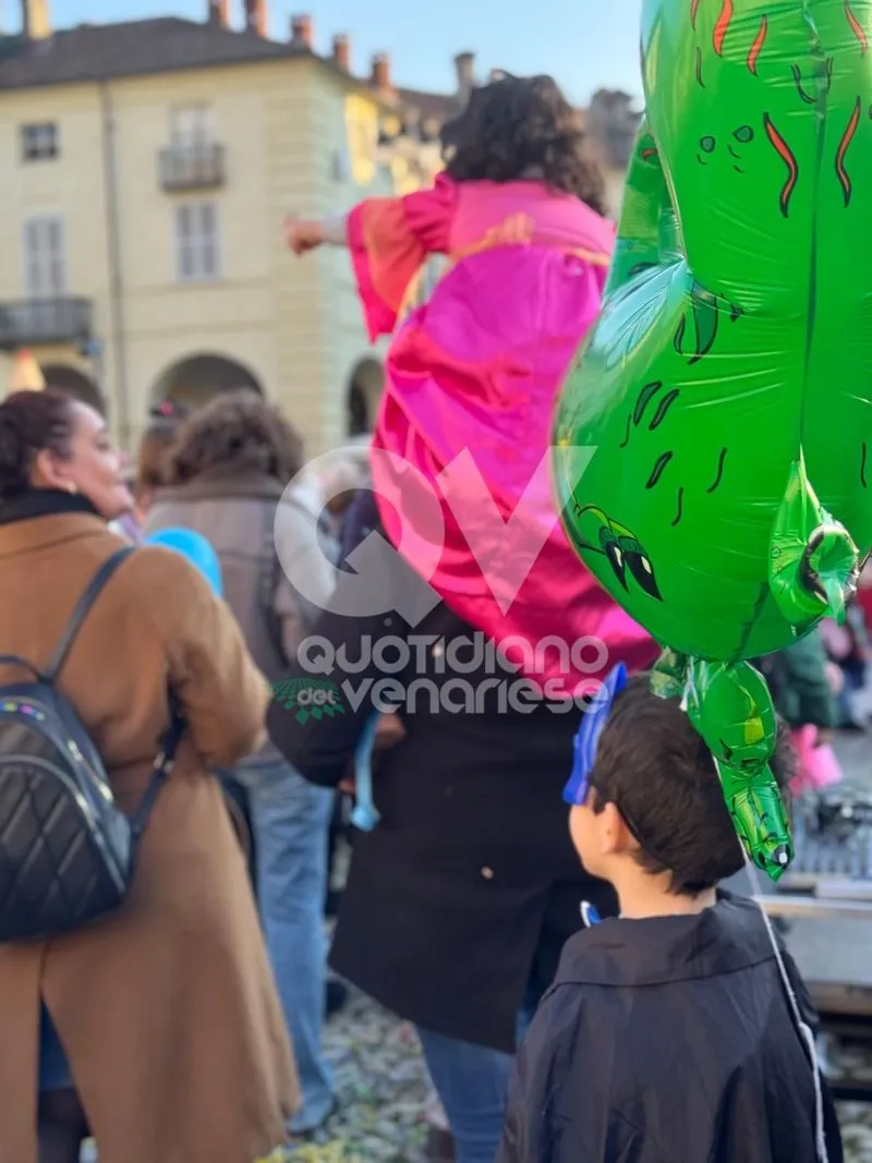 VENARIA - Carri, musica, bugie, cioccolata e tanta allegria: ecco il «Real Carnevale Venariese» - FOTO E VIDEO